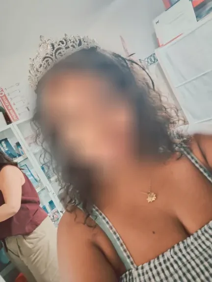 Amira, 37