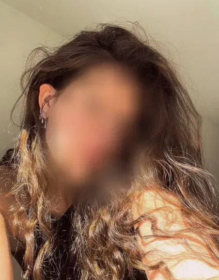 Mia, 19